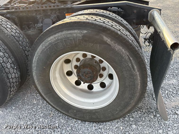 image for item EJ3231 2015 Freightliner Cascadia Evolution semi truck