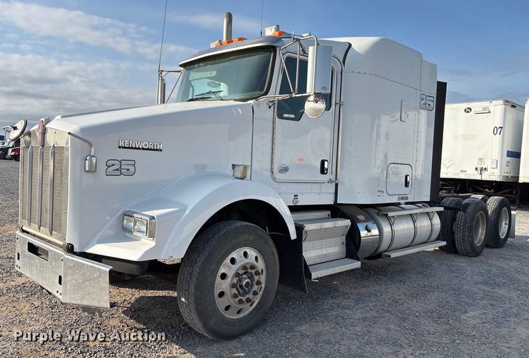 image for item EJ3232 2012 Kenworth T800 semi truck