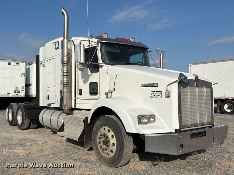 image for item EJ3232 2012 Kenworth T800 semi truck