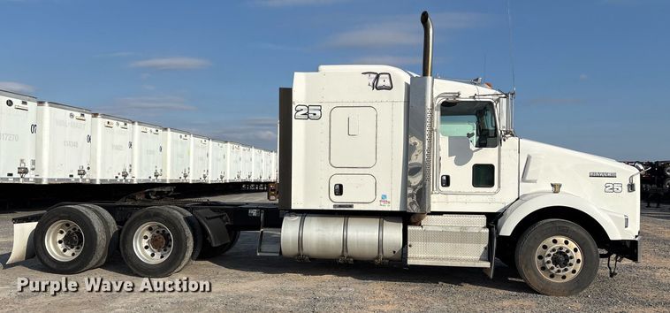 image for item EJ3232 2012 Kenworth T800 semi truck