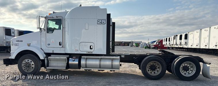 image for item EJ3232 2012 Kenworth T800 semi truck