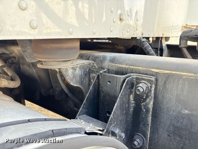 image for item EJ3232 2012 Kenworth T800 semi truck