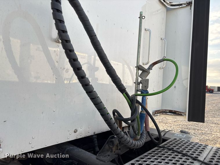 image for item EJ3232 2012 Kenworth T800 semi truck