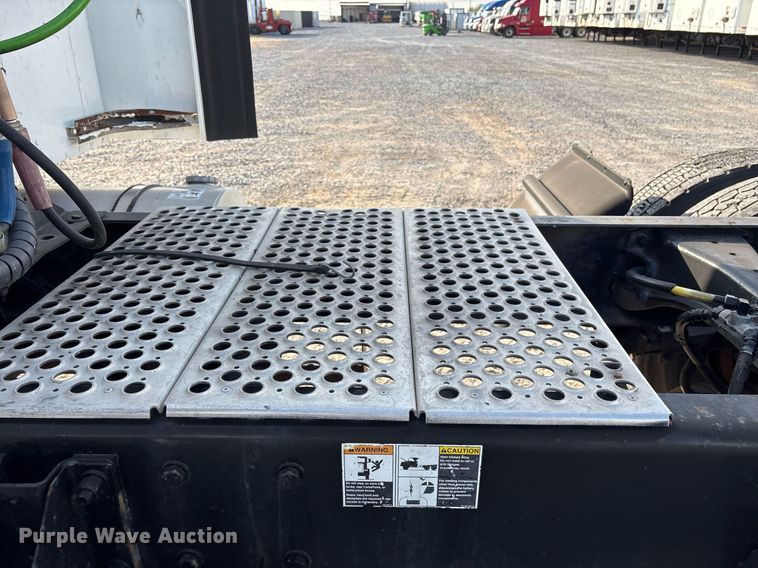 image for item EJ3232 2012 Kenworth T800 semi truck