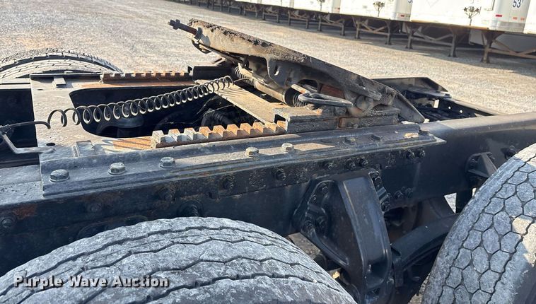 image for item EJ3232 2012 Kenworth T800 semi truck