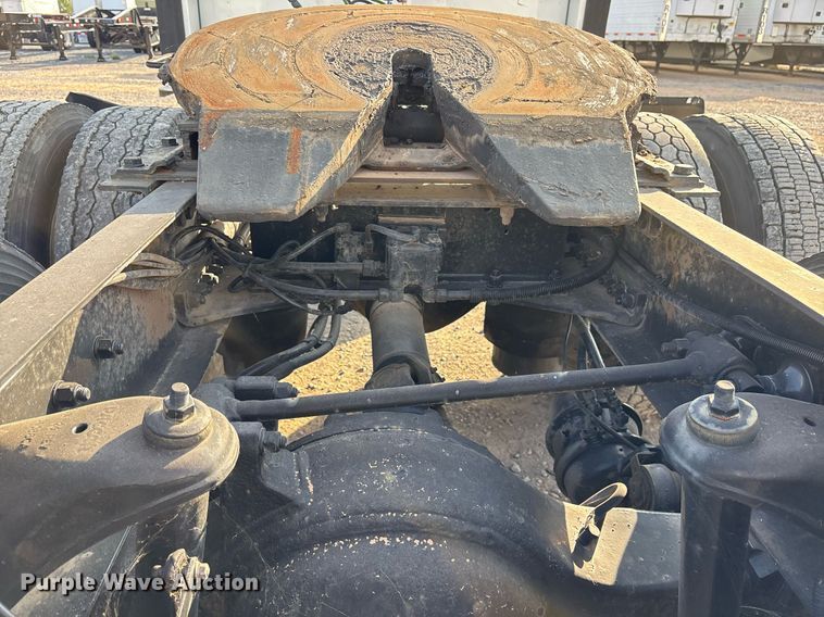 image for item EJ3232 2012 Kenworth T800 semi truck