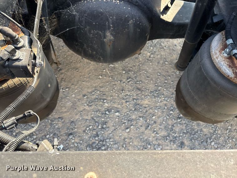 image for item EJ3232 2012 Kenworth T800 semi truck