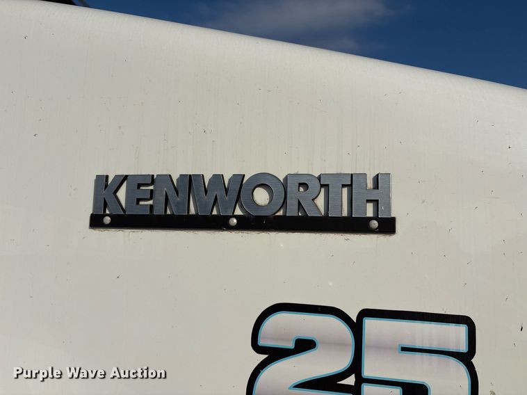 image for item EJ3232 2012 Kenworth T800 semi truck