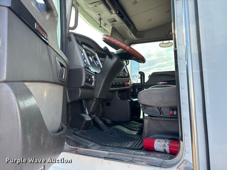 image for item EJ3232 2012 Kenworth T800 semi truck