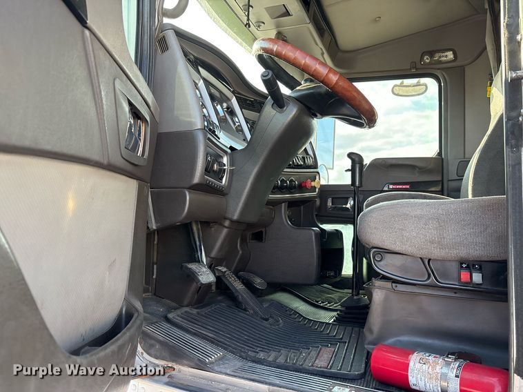 image for item EJ3232 2012 Kenworth T800 semi truck