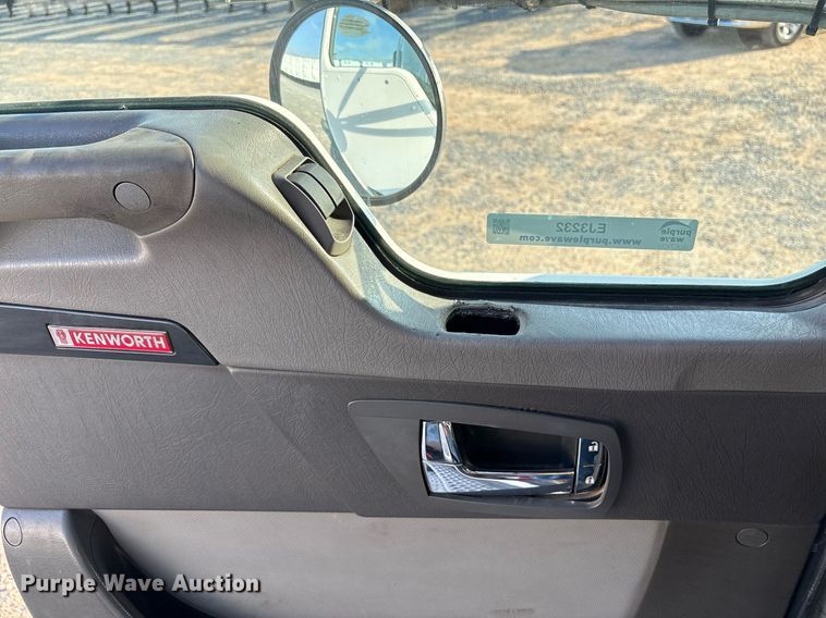 image for item EJ3232 2012 Kenworth T800 semi truck