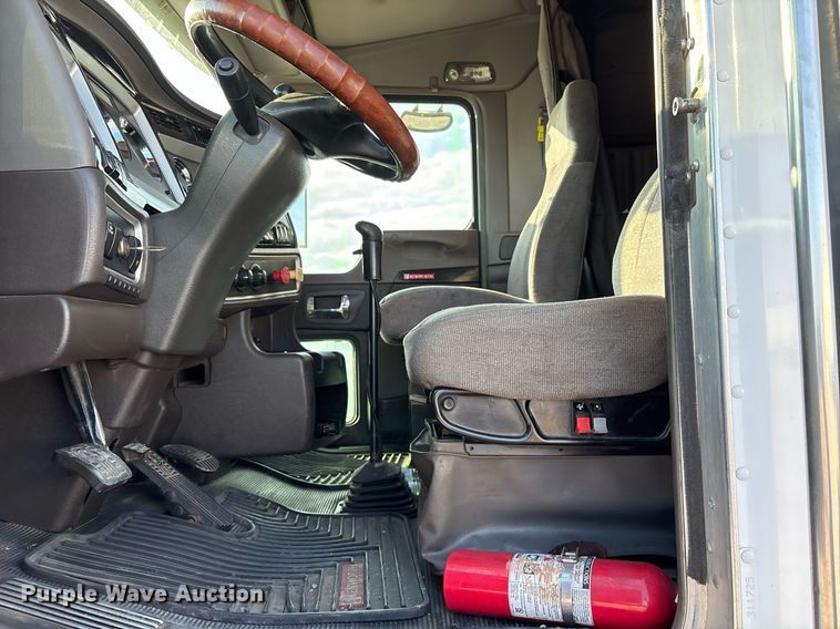 image for item EJ3232 2012 Kenworth T800 semi truck