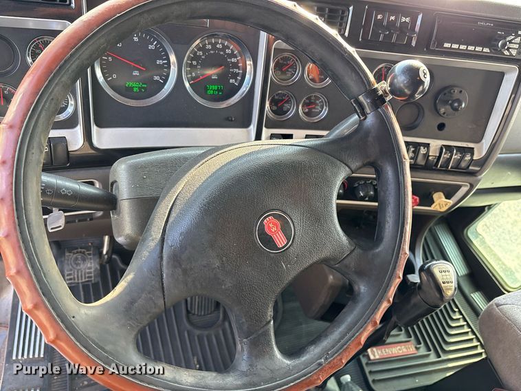 image for item EJ3232 2012 Kenworth T800 semi truck