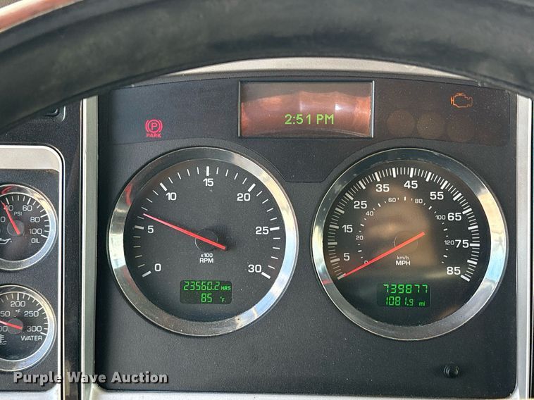 image for item EJ3232 2012 Kenworth T800 semi truck