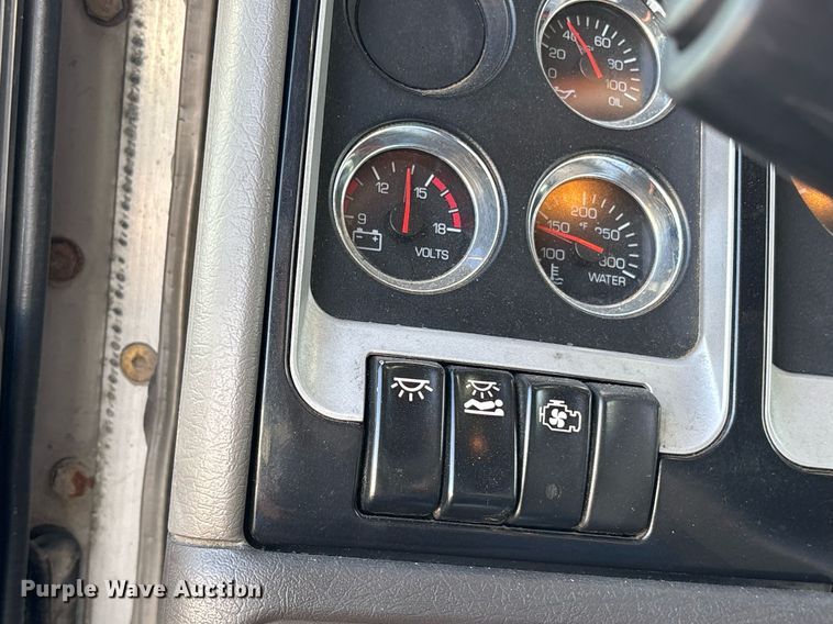 image for item EJ3232 2012 Kenworth T800 semi truck