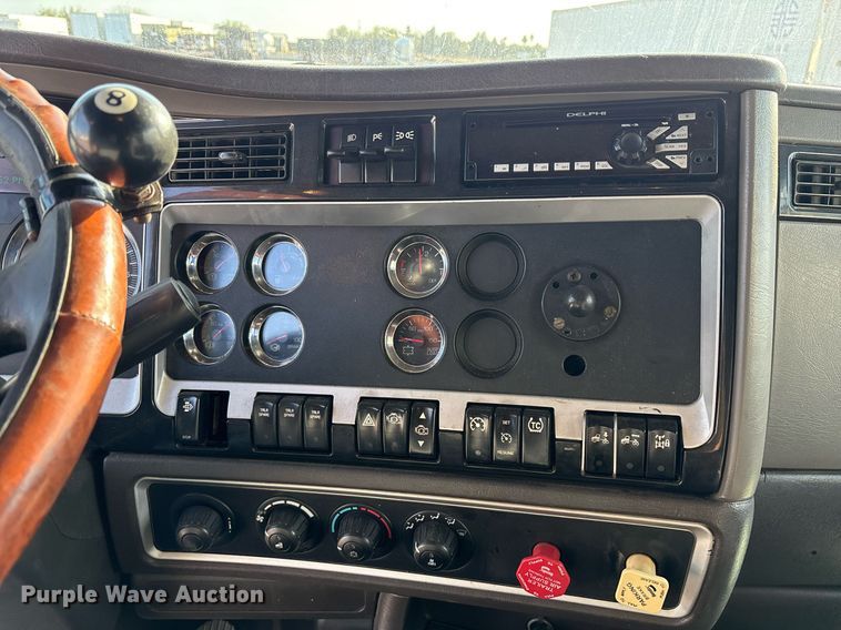 image for item EJ3232 2012 Kenworth T800 semi truck