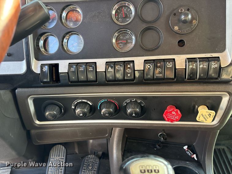 image for item EJ3232 2012 Kenworth T800 semi truck