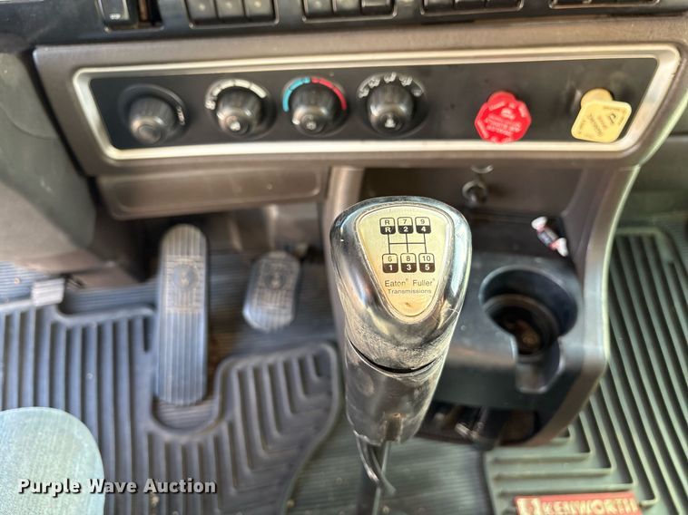 image for item EJ3232 2012 Kenworth T800 semi truck