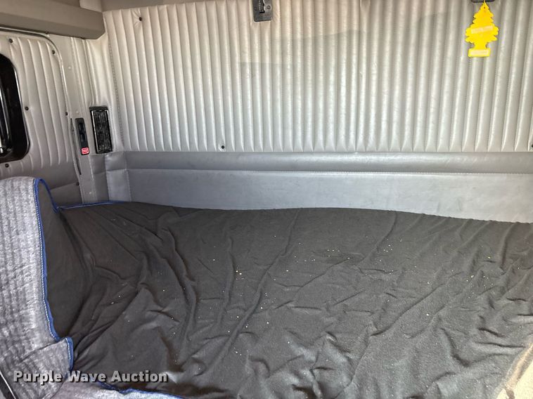 image for item EJ3232 2012 Kenworth T800 semi truck