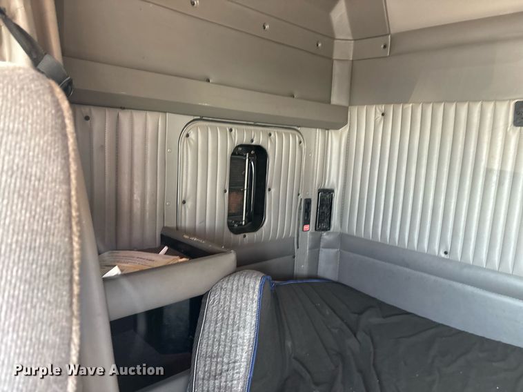 image for item EJ3232 2012 Kenworth T800 semi truck