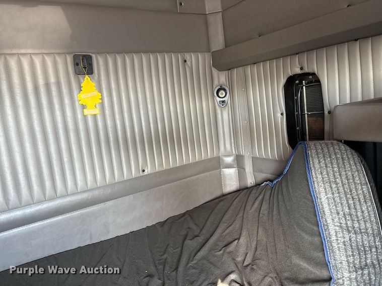 image for item EJ3232 2012 Kenworth T800 semi truck