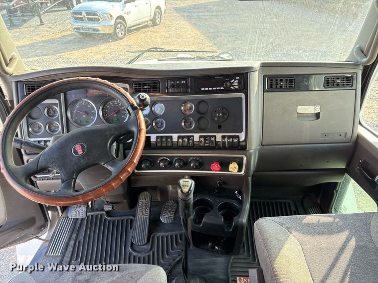 image for item EJ3232 2012 Kenworth T800 semi truck