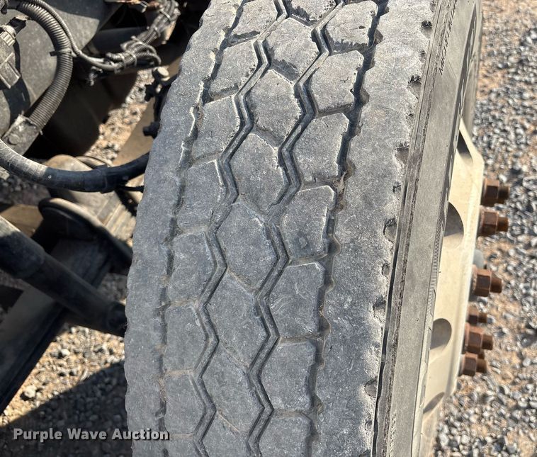 image for item EJ3232 2012 Kenworth T800 semi truck