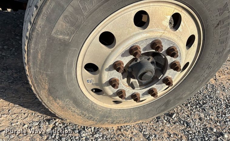 image for item EJ3232 2012 Kenworth T800 semi truck