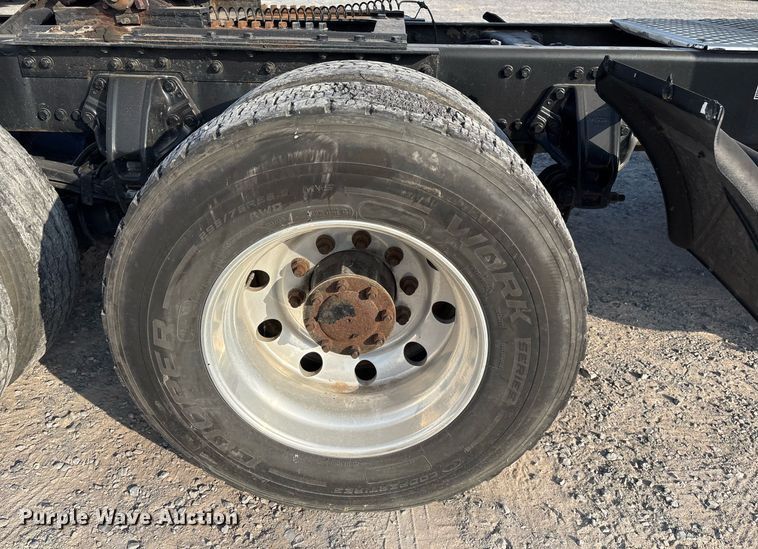 image for item EJ3232 2012 Kenworth T800 semi truck