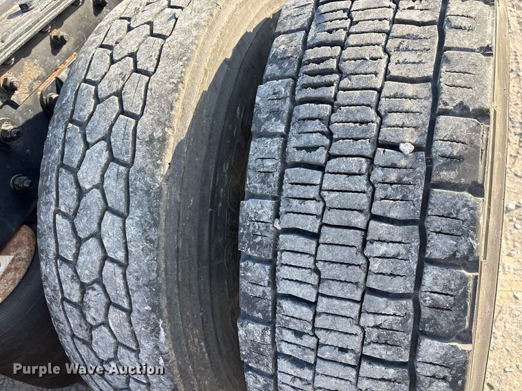 image for item EJ3232 2012 Kenworth T800 semi truck