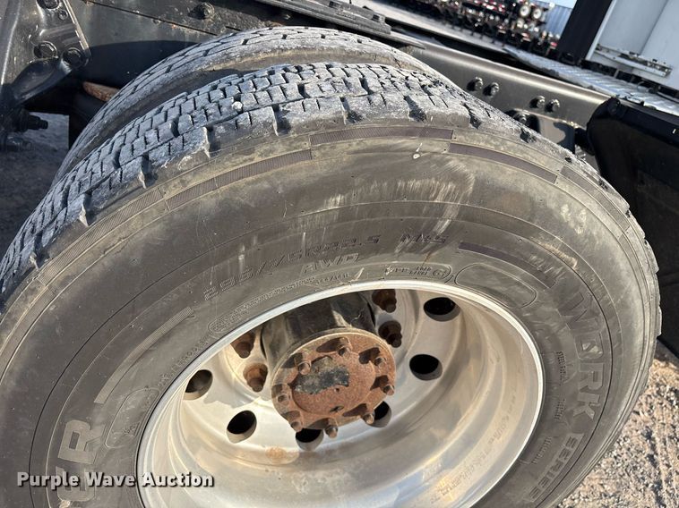 image for item EJ3232 2012 Kenworth T800 semi truck