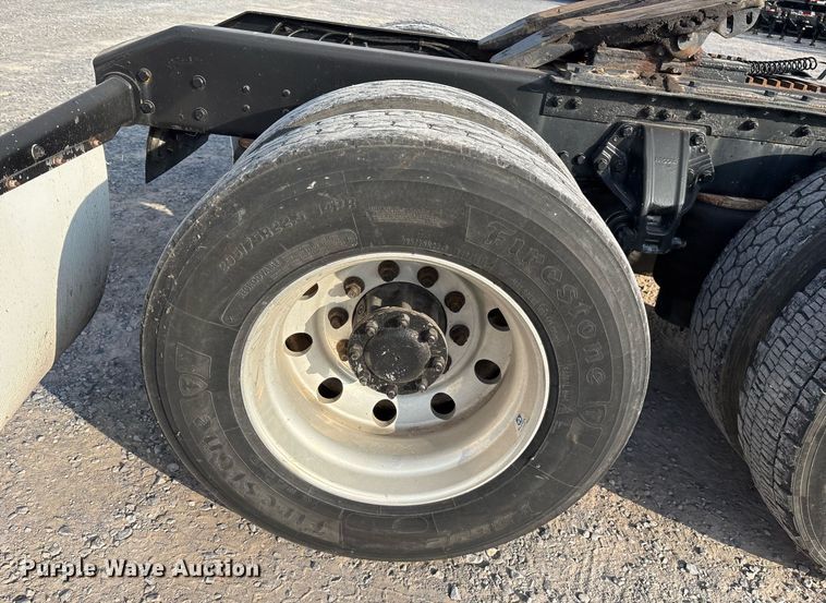 image for item EJ3232 2012 Kenworth T800 semi truck