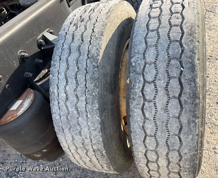 image for item EJ3232 2012 Kenworth T800 semi truck