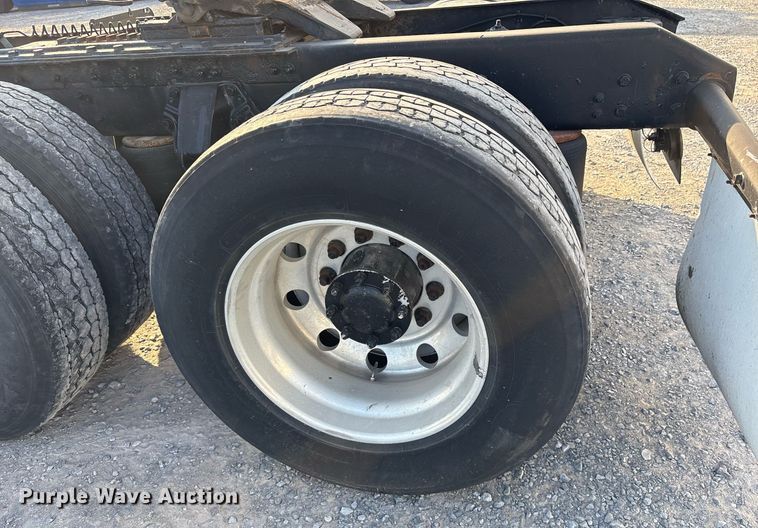 image for item EJ3232 2012 Kenworth T800 semi truck