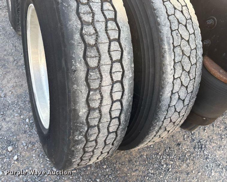 image for item EJ3232 2012 Kenworth T800 semi truck