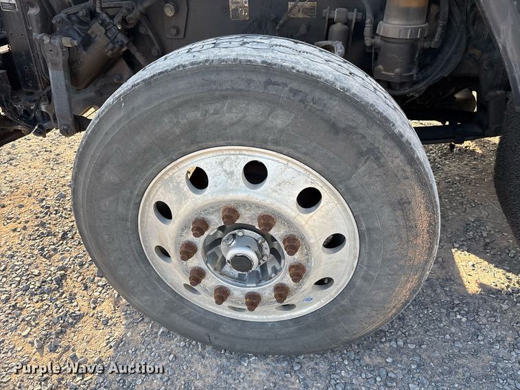 image for item EJ3232 2012 Kenworth T800 semi truck