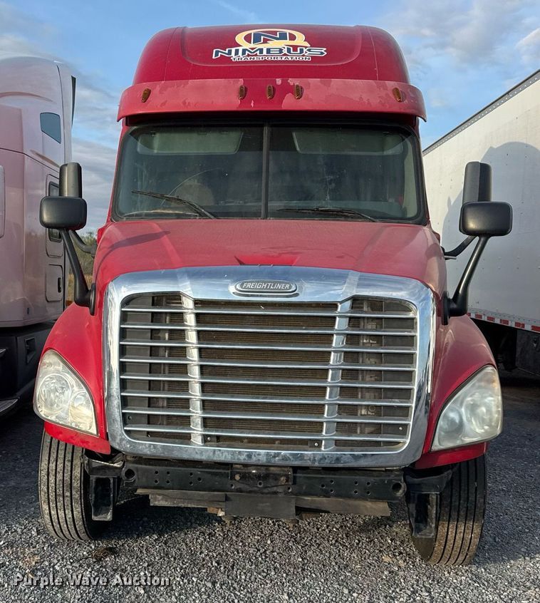 image for item EJ3233 2014 Freightliner Cascadia semi truck