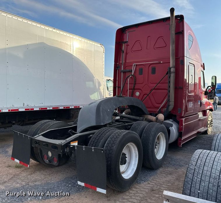 image for item EJ3233 2014 Freightliner Cascadia semi truck