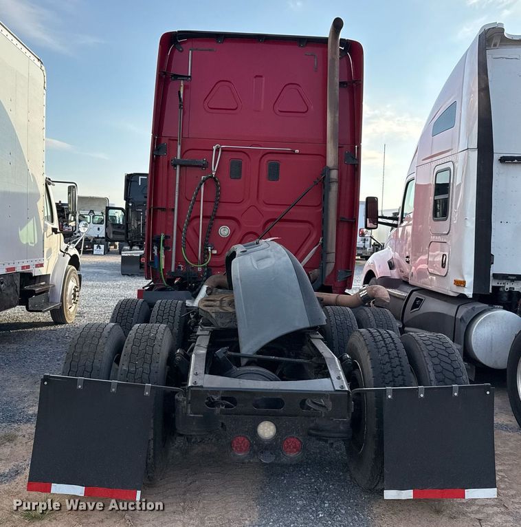 image for item EJ3233 2014 Freightliner Cascadia semi truck