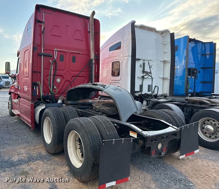 image for item EJ3233 2014 Freightliner Cascadia semi truck