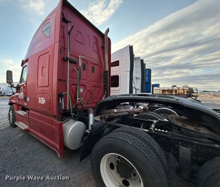 image for item EJ3233 2014 Freightliner Cascadia semi truck
