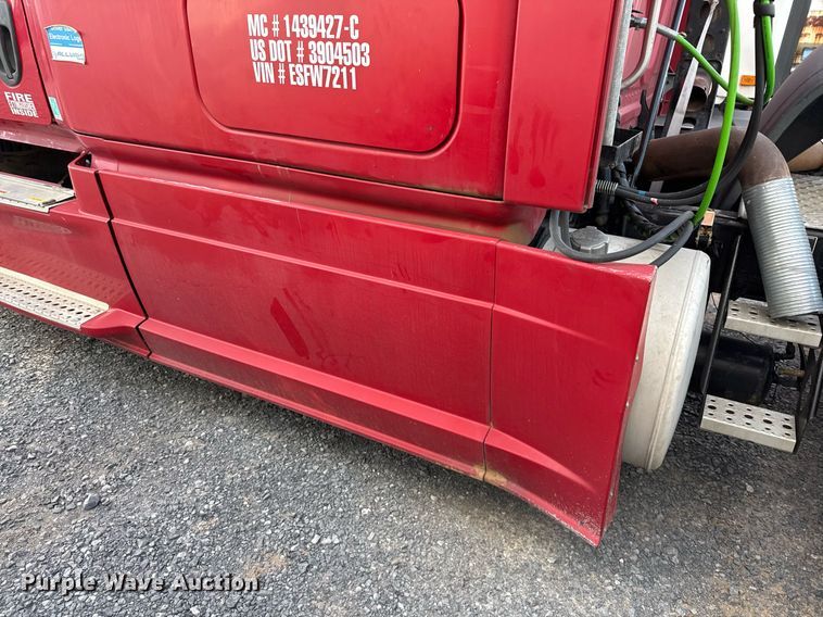 image for item EJ3233 2014 Freightliner Cascadia semi truck