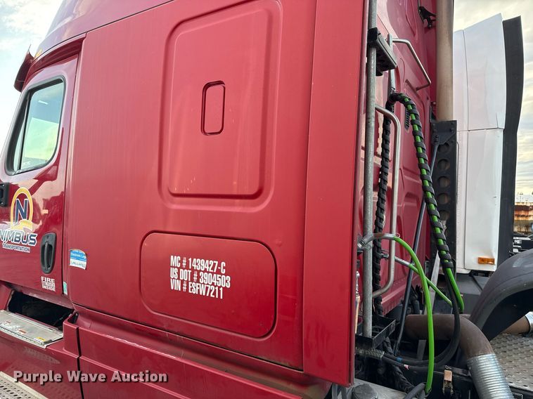 image for item EJ3233 2014 Freightliner Cascadia semi truck