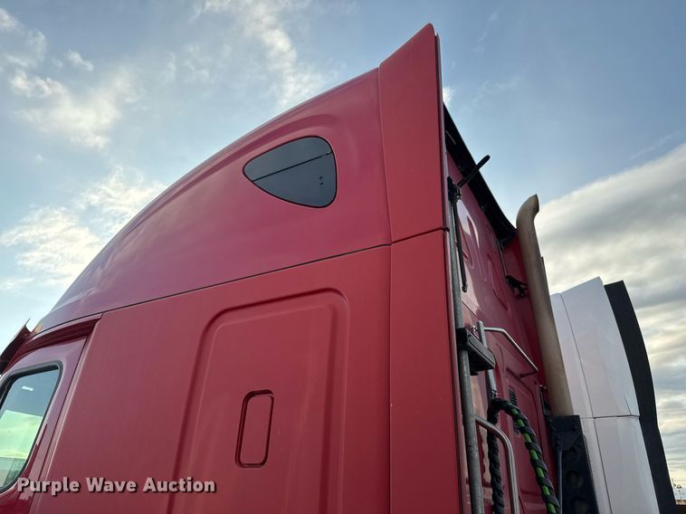 image for item EJ3233 2014 Freightliner Cascadia semi truck