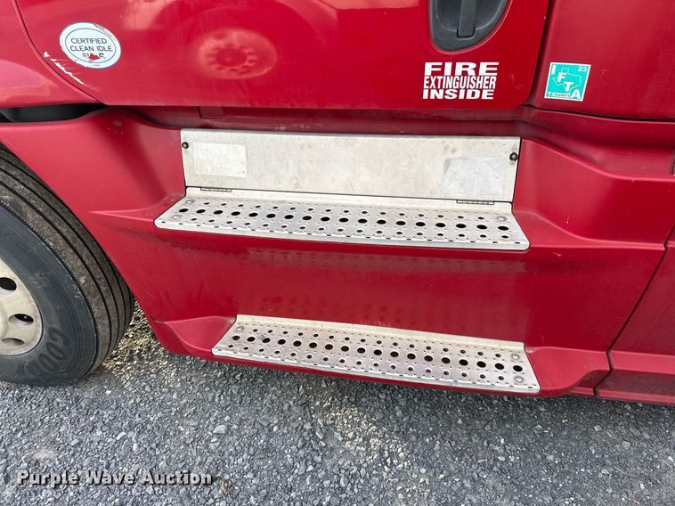 image for item EJ3233 2014 Freightliner Cascadia semi truck