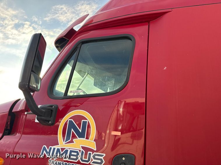 image for item EJ3233 2014 Freightliner Cascadia semi truck