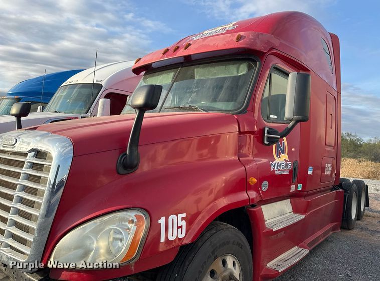 image for item EJ3233 2014 Freightliner Cascadia semi truck