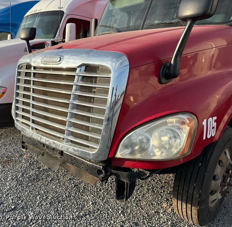 image for item EJ3233 2014 Freightliner Cascadia semi truck