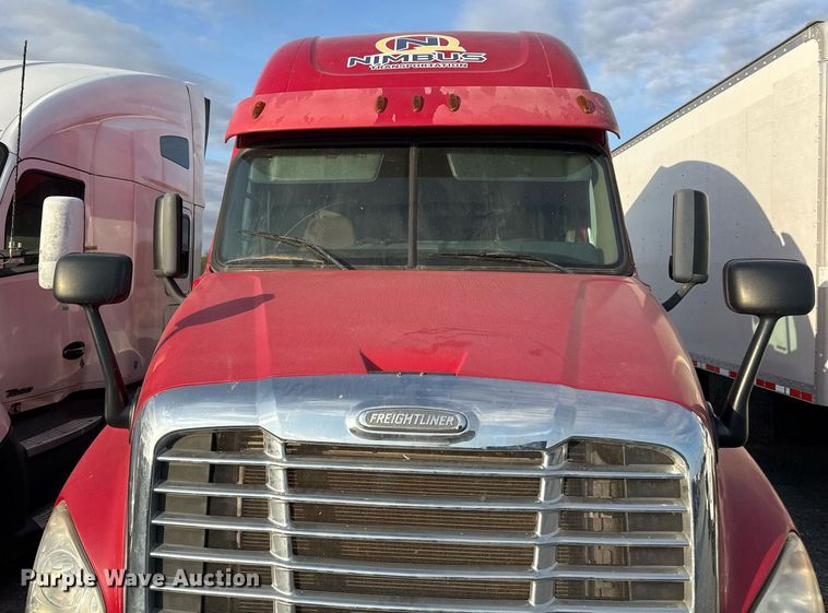 image for item EJ3233 2014 Freightliner Cascadia semi truck