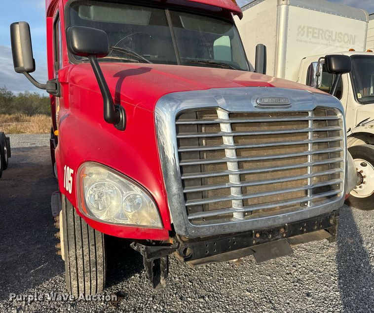 image for item EJ3233 2014 Freightliner Cascadia semi truck